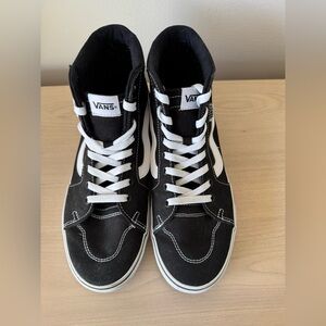 Vans Classic Black and White Women’s High-Top Sneakers / Size 9